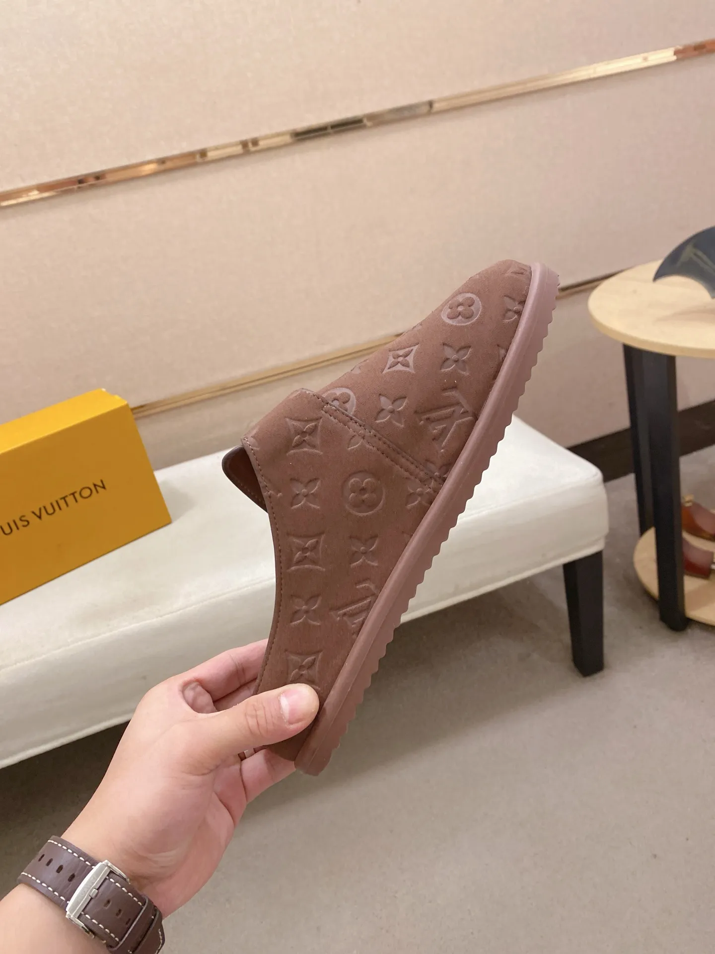Men's shoes 💰: 360💰LV made 🔍Top purchasing agents, men's spring and summer slippers are available at the same counter. The uppers are made of Italian imported denim with logo graphics and high-quality craftsmanship. The soles are original soles specially provided by the original factory. The exclusive movable molded soles are super comfortable. Original factory follow-up products. 🔍🔍High quality. You can enter and exit the counter at will. Welcome to compare. The code number is 38-44.